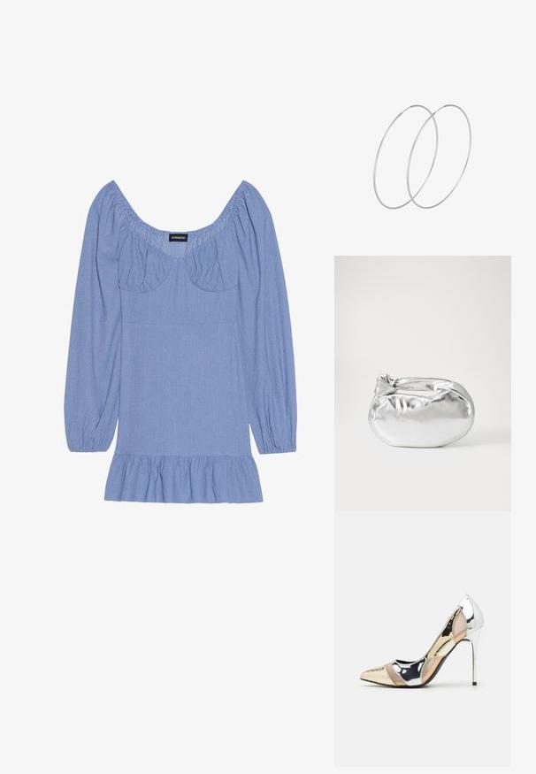 Modrá texturovaná blůza s dlouhými nafouknutými rukávy, širokým výstřihem a volánkovým lemem. Má na ramenech a poprsí nařasené detaily.; Lodička s špičatou špičkou a kombinací stříbrné, zlaté a tělové barvy. Lesklý povrch s vykrojeným designem, s jehlovým podpatkem.; Stříbrná kovová taška s měkkým, zaobleným tvarem a uzávěrem s uzlem. Vyrobena z hladké umělé kůže.; Stříbrné kruhové náušnice s minimalistickým designem. Kruh, hladký povrch a tenký profil. Lehká konstrukce s lesklým povrchem.