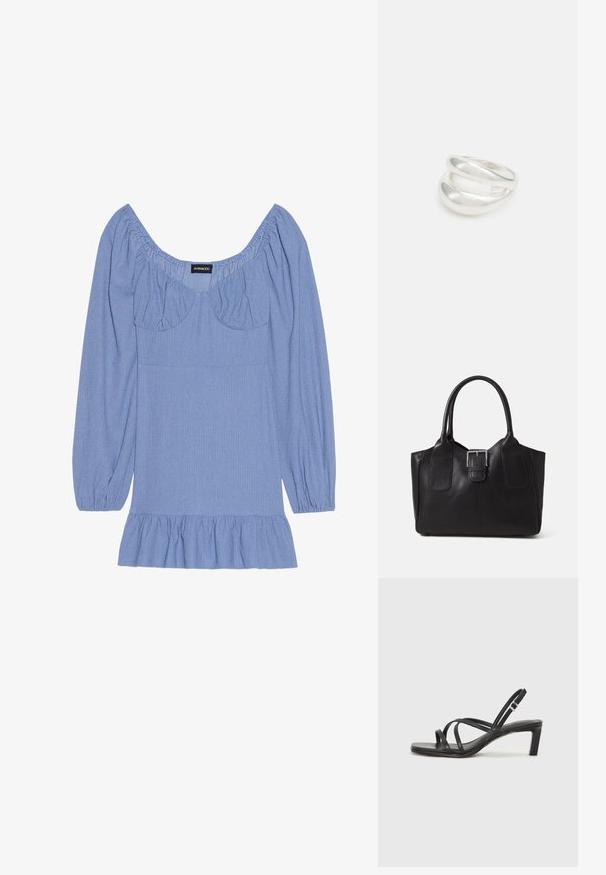 Blaue strukturierte Bluse mit langen Puffärmeln, weitem Ausschnitt und einem Volantsaum. Verfügt über geraffte Akzente an den Schultern und der Brust.; Schwarze Sandale mit Riemchen, quadratischer Zehenform und niedrigem Blockabsatz. Verfügt über mehrere dünne Riemen und einen verstellbaren Knöchelriemen. Hergestellt aus glattem Leder.; Schwarze Leder-Tote mit glatter Textur, strukturiertem Design, zwei Griffen und einem auffälligen silbernen Schnallen-Detail auf der Vorderseite.; Silberner Doppelring mit einer glatten, polierten Oberfläche. Verfügt über ein fließendes, kurviges Design mit überlappenden Abschnitten für einen modernen Look.