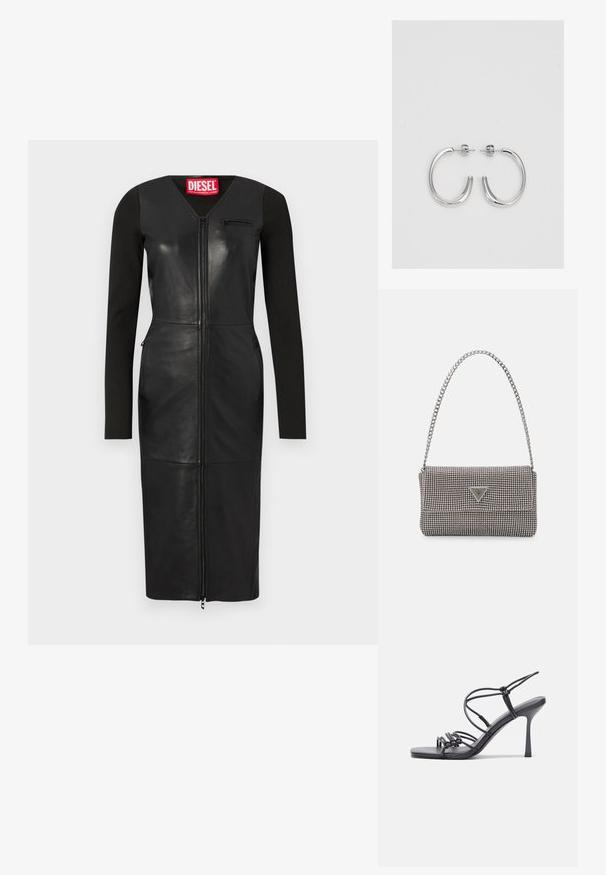 Vestido de couro preto com mangas longas em tecido preto, fecho de zip no frente, bolsos laterais e um pequeno bolso com zip no peito.; As sandálias de salto alto pretas apresentam tiras finas com um design em nó, uma biqueira quadrada lisa e um elegante salto agulha.; Bolsa metálica cinza claro com uma alça de corrente, adornada com pequenos rebites metálicos circulares e um logótipo triangular da marca.; Brincos de argola prateados com um acabamento suave e brilhante. Forma arredondada, design leve, com fecho de pino.