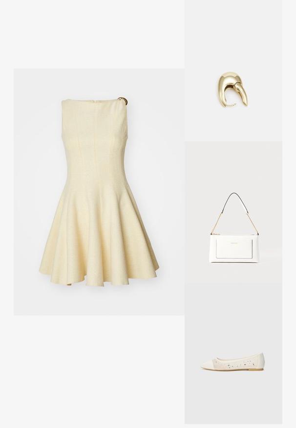 Maje RISOLEIL - Kokteilikleit/peokleit - jaune; Kohev varbaosa, kreemikad nahkplätud, mille läbipaistev ülaserv on kaunistatud laiali asetatud sädeleva kivid. Pehme talla disain mugavuseks, minimalistlik välimus.; Valge nahast kott tekstureeritud viimistlusega, millel on kuldne kettling ja mustad aktsendid. Include eesmine tasku ja tõmblukk.; Kuldtooni metallist kõrvarõngas, millel on elegantne ja kaarjas disain. Omab silmapaistvat teravat kuju, poleeritud pinda ja hingesulgemist.