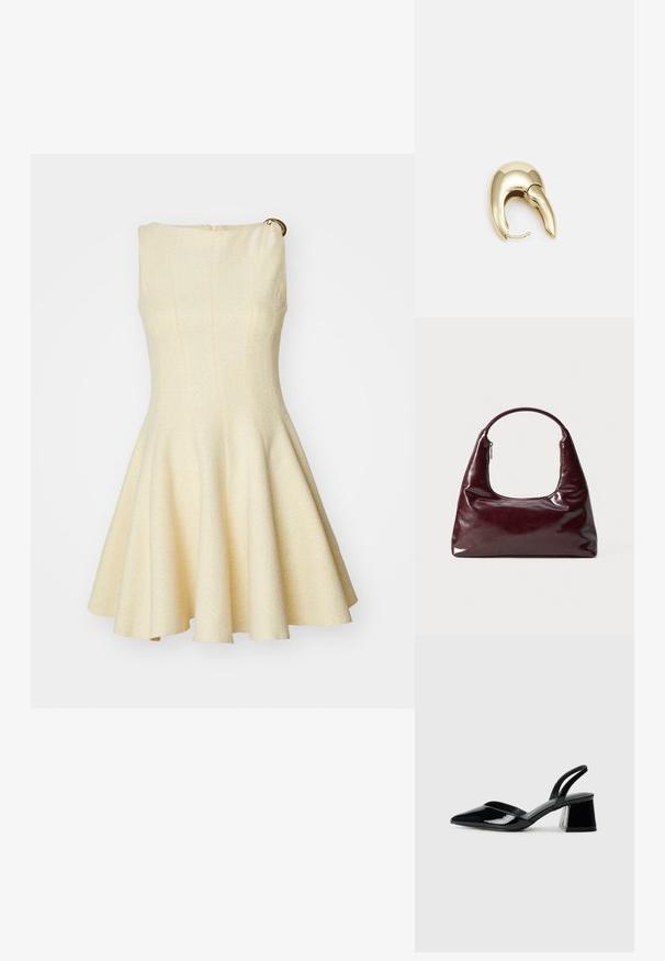 Maje RISOLEIL - Cocktailkleid/festliches Kleid - jaune; Schwarze Lackleder-Slingback-High Heels mit spitzem Schuh und einem geometrischen Blockabsatz. Verfügt über ein schlankes, minimalistisches Design und eine glatte Textur.; Burgunderfarbene Lederhandtasche mit glänzender Oberfläche, abgerundetem Griff und einer Reißverschlussöffnung an der Oberseite; verfügt über ein elegantes, minimalistisches Design.; Ohrringe aus goldfarbenem Metall mit einem schlanken, geschwungenen Design. Sie verfügen über eine markante, spitze Form, eine polierte Oberfläche und einen Scharnierverschluss.