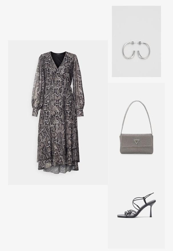 Dlhé šaty so vzorom hadej kože v odtieňoch čiernej a béžovej. Majú výstrih do V, dlhé balónové rukávy a vrstvený, splývavý lem. Ľahký materiál.; Čierne sandále na vysokom podpätku majú tenké remienky s uzlovým dizajnom, hladký štvorcový špičku a elegantný stiletto podpätok.; Svetlošedá metalická kabelka s reťazovým popruhom, ozdobená malými kruhovými kovovými štítkami a trojuholníkovým logom značky.; Strieborné kruhové náušnice s hladkým a lesklým povrchom. Okrúhly tvar, ľahký dizajn, s uzáverom na kolík.