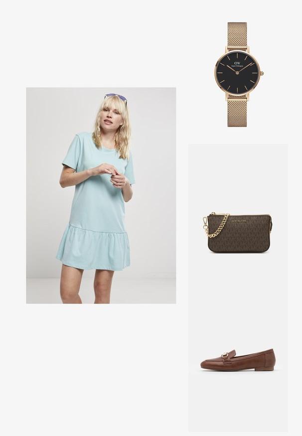 Rochie din bumbac de culoare albastru deschis, cu guler rotund și mâneci scurte, având o fustă evazată cu detalii pliate la margine.; Mocasini din piele maro cu talpă plată, un design cusut și un detaliu cu cataramă în ton de aur pe curea, deasupra piciorului.; Geantă de umăr din piele maro, cu model logo, curea cu lanț aurit, închidere cu fermoar și accente aurii. Formă compactă și rectangulară.; Ceas cu brățară din plasă aurie de la Daniel Wellington, cu un cadran rotund negru, marcaje orare aurii și logo-ul la 12 fix. Design simplu și elegant.
