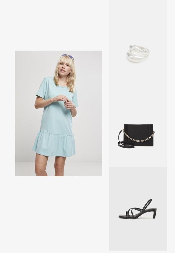 Ljusblå bomullsklänning med rund halsringning och korta ärmar, med en utsvängd kjol med rynkdetalj i fållen.; Svart sandaler med remmar och fyrkantig tå samt låg blockklack. Har flera tunna remmar och en justerbar ankelrem. Tillverkad av mjukt läder.; Svart läder crossbody-väska med en slät yta, rektangulär form och metallickedjedetalj på framsidan. Justerbar rem ingår.; Silver ring med dubbel band och en slät, polerad yta. Har en flödande, böjd design med överlappande sektioner för en modern stil.