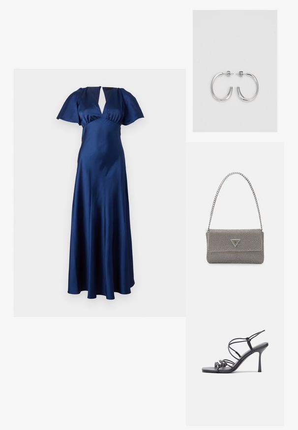 Navyblaues Satinkleid mit kurzen, flatternden Ärmeln, einem tiefen V-Ausschnitt und einer fließenden A-Linien-Silhouette. Glatte Textur mit minimalen Details.; Schwarze, hochhackige Sandalen mit dünnen Riemen und einem geknoteten Design, einer glatten, rechteckigen Zehenpartie und einem eleganten Stiletto-Absatz.; Hellegraue metallische Handtasche mit einer Kettenriemen, verziert mit kleinen kreisförmigen metallic Nieten und einem dreieckigen Markenlogo.; Silberne Creolen mit einer glatten, glänzenden Oberfläche, einer gebogenen Form und einer Steckverschluss. Minimalistisches Design mit modernem Finish.