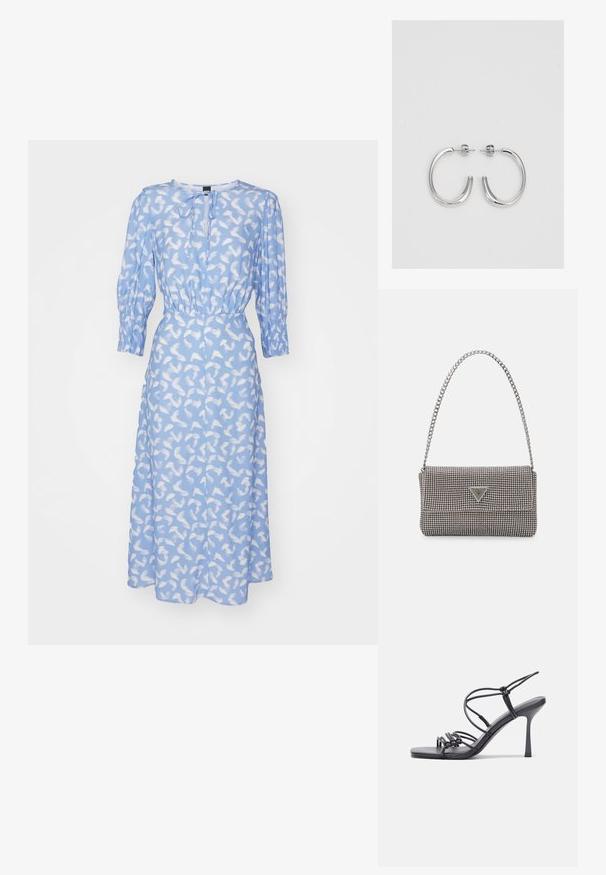 Vaaleansininen mekko, jossa on valkoinen abstrakti kuvio. Sisältää pitkät puffihihat, vyötäröltä kireän muodon ja pyöreän pääntien, jossa on nauhakiinnitys.; Mustat korkokengät sandaalit, joissa on ohuet hihnat solmittuna, sileä neliön muotoinen varvasosa ja tyylikäs stiletto-korko.; Vaalea harmaa metallinen käsilaukku, jossa on ketjusanka. Laukku on koristeltu pienillä pyöreillä metallikoruilla ja kolmion muotoisella brändilogolla.; Hopehopeet hopehopeet hopehopeet hopehopeet, jolla on sileä, kiiltävä pinta. Pyöreä muoto, kevyt rakenne, jossa on neulakiinnitys.