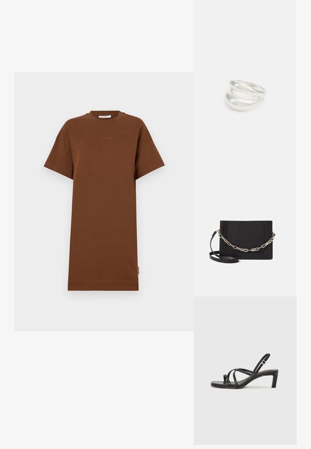 Pruun puuvillane t-särk-kleit lühikeste varrukatega, ümara kaelusega ja mugava lõikega. Omab õrna logo detaili rinnas ja küljetagi.; Mustast rihmajalatsid ruudukujulise varba ja madala ploki kontsaga. Omab mitmeid õhukesi rihmasid ja reguleeritavat pahkluu rihma. Valmistatud siledast nahast.; Mustast nahast õlakott, mis omab siledat tekstuuri, ristküliku kuju ning esiküljel metallketi detaili. Reguleeritav rihm on kaasas.; Hõbedane kahekordne rõngas sujuva, poleeritud pinnaga. Omab voolavat, kõverat disaini, millel on kattuvad sektsioonid, et saavutada kaasaegne ilme.