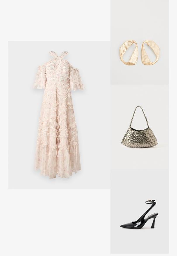 Helles pinkes Kleid mit Rüschenschichten, schulterfreien Ärmeln und Kreuzgurten im Rücken. Durchsichtiges Gewebe mit floralen Mustern.; Schwarze Lackleder-Slingbacks mit spitz zulaufender Zehenpartie, verstellbarem Knöchelriemen und moderatem Blockabsatz. Glatte Textur mit glänzender Oberfläche.; Metallisch gewebte Handtasche in dreieckiger Form, mit einem geflochtenen Träger und einem mit Samt ausgekleideten Innenraum. Farbe: Silber. Textur: glatt und stoffartig.; Ein Paar unregelmäßige, oval geformte Ohrringe aus goldfarbenem Metall mit einer strukturierten, leicht gehämmerten Oberfläche auf weißem Hintergrund.