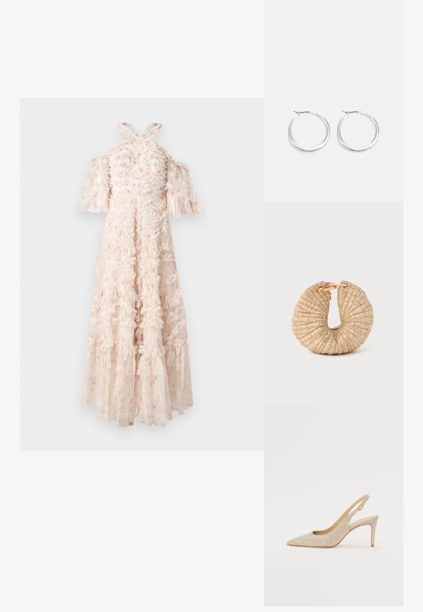 Vestido rosa claro con capas con volantes, mangas caídas sobre los hombros y tirantes en cruz en la parte de atrás. Tela transparente con detalles de patrón floral.; Zapato slingback con puntera afilada en tejido metálico dorado con una textura sutil, que presenta un tacón delgado y un cierre redondo en el tobillo.; Cult Gaia UBAH - Clutch - wheat; Los pendientes de aro de plata presentan un diseño suave y redondeado con un perfil delgado y un cierre seguro. Estilo minimalista con un acabado pulido.