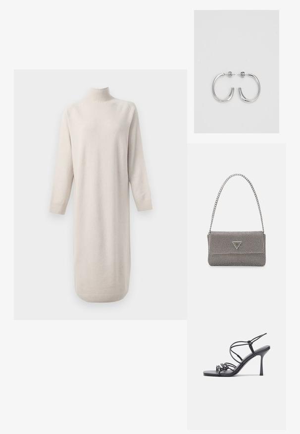 Cremefarbenes langes Strickkleid mit geripptem Stehkragen, langen Ärmeln sowie gerippten Bündchen und Saum vor weißem Hintergrund.; Schwarze, hochhackige Sandalen mit dünnen Riemen und einem geknoteten Design, einer glatten, rechteckigen Zehenpartie und einem eleganten Stiletto-Absatz.; Hellegraue metallische Handtasche mit einer Kettenriemen, verziert mit kleinen kreisförmigen metallic Nieten und einem dreieckigen Markenlogo.; Silberne Creolen mit einer glatten, glänzenden Oberfläche. Abgerundete Form, leichtes Design, mit einer Steckverschluss.