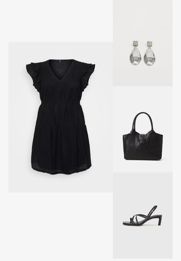 Černé šaty s výstřihem do V, krátkými volánovými rukávy, texturovaným materiálem a přiléhavým pasem, který přechází do splývavé sukně.; Černé sandály na tenkém podpatku se čtveratou špičkou a nízkým blokovým podpatkem. Mají několik tenkých popruhů a nastavitelné zapínání okolo kotníku. Vyrobeny z hladké kůže.; Černá kožená tote taška s hladkým povrchem, strukturovaným tvarem, dvěma uchy a výrazným stříbrným detailem s přezkou na přední straně.; Stříbrné kapkové náušnice se čtvercovou například, s hladkým, lesklým povrchem a kapkovým tvarem, odrážející světlo lesklým povrchem.