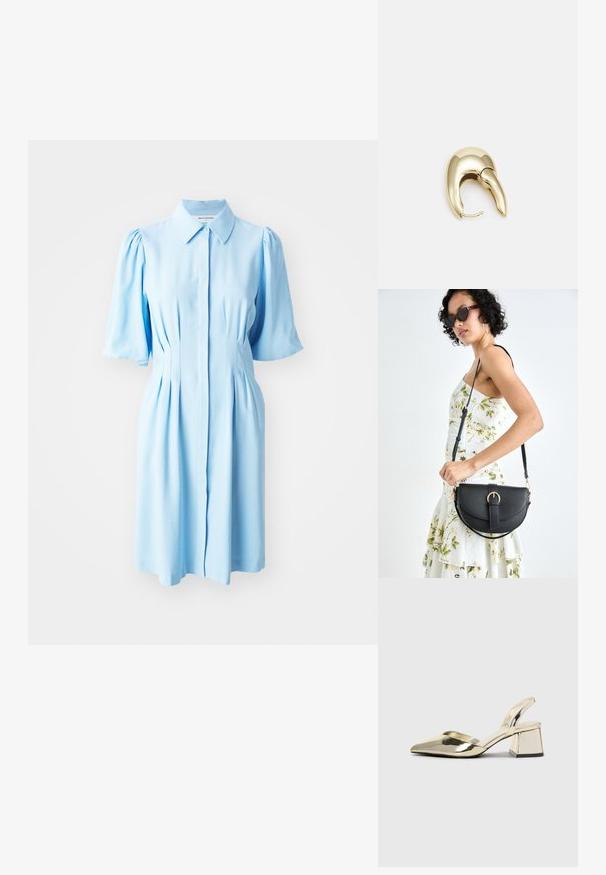 Ljust blå klänning i mjukt tyg, med knäppning fram, korta puffärmar och veck vid midjan för en figurnära silhuett.; Guld, metalliska slingback-klackar med spetsig tå och chunky klack. Slät textur, minimalistisk design och en smal rem.; Svart läderhandväska med en böjd form, avtagbar rem och guldiga detaljer. Väskan har ett lock med en spänndetalj.; Örhänge i guldtonad metall med en elegant, böjd design. Har en distinkt spetsig form, polerad yta och gångjärnslås.