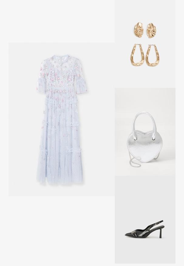 Needle & Thread SHIMMER DITSY LONG SLEEVE GOWN - Oblečenie na špeciálnu príležitosť - cloud; Čierne lakované kožené slingback topánky s špicatou špičkou, remienkami okolo členku s striebornými prackami a hardvérom, a štíhlým podpätkom.; Strieborná metalická kabelka v tvare srdca s dvojitými uchami, reťazovým popruhom a hladkým povrchom. Má kovové hardvérové prvky a prešívané okraje.; Náušnice v zlatej farbe s textúrovanými, vlnitými tvarmi. Obsahujú sochárske klipsové náušnice a otvorený tvar krúžku s kladivkovým povrchom.