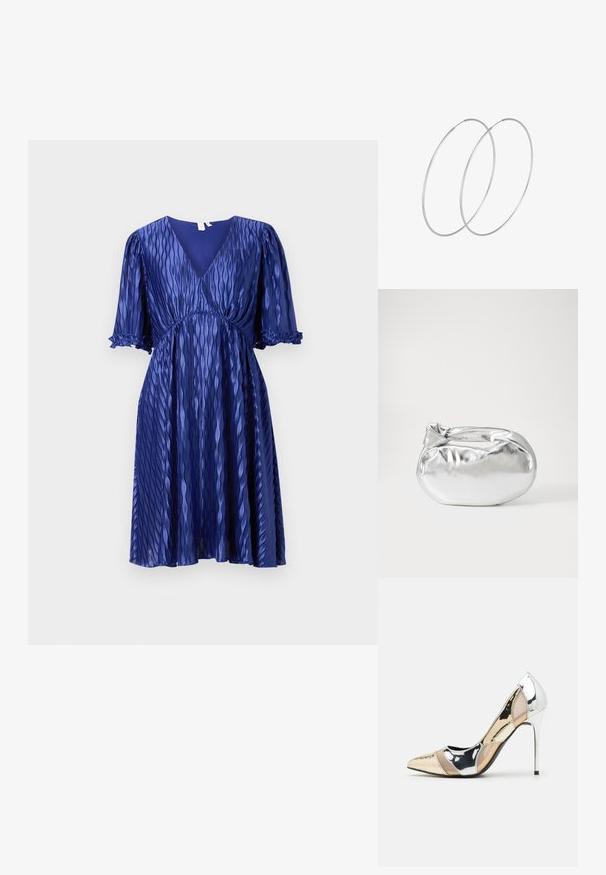 Zila plisētā kleita ar V formas kakla izgriezumu un īsām puff piedurknēm. Izgatavota no viegla, spīdīga auduma ar gumijotiem akcentiem piedurknēs.; Apspīlēta augstpapēžu kurpe ar zeltītu, sudrabi un neitrālu krāsu kombināciju. Spīguļojoša virsma ar izgriezuma dizainu, aprīkota ar stiletto papēdi.; Sudraba metāliska poga somiņa ar mīkstu, noapaļotu formu un mezgla augšējo aizdari. Izgatavota no gludas mākslīgās ādas materiāla.; Sudraba gredzenveida auskari ar minimālistisku dizainu. Cirkulāra forma, gluda tekstūra un plāns profils. Vieglu svaru ar spīdīgu apdari.