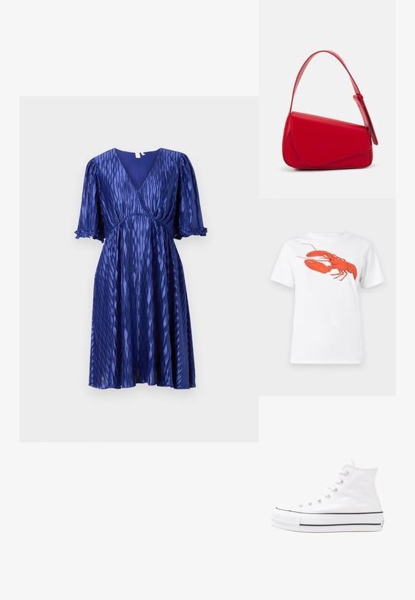 Modra plisirana obleka z V-izrezom in kratkimi naborkastimi rokavi. Izdelana iz lahkotnega, sijočega materiala z naborki na rokavih.; Bela bomba iz bombaža z velikim, svetlo rdečim grafikonom jastreba na sprednji strani. Kratki rokavi in standarden kroj s okroglim izrezom.; Beli visoki platneni športni čevelj z črnim gumijastim podplatom, sprednjim gumijastim zaščitnikom za prste in šestimi luknjicami za vezalke, ki se ponaša s preprostim, minimalističnim dizajnom.; Rdeča usnjena torba z angularnim, geometrijskim dizajnom. Ima en samostoječ nastavljiv ročaj in pokrov, zaprt z zapiranjem, ki je okrašen s šivi.