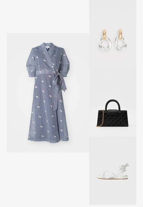 Gestreiftes Wickelkleid in Navyblau mit floralen Akzenten, kurzen Puffärmeln und tailliertem Bund. Hergestellt aus leichtem Stoff.; Silberne metallische Sandalen mit einem Zehensteg-Design, einem Knöchelriemen und einer flachen Sohle mit strukturiertem Finish.; Schwarze Handtasche aus strukturiertem Leder mit einem Diamantmuster, goldfarbener Kette, einem oberen Griff und einem Logo-Prägung Klappenverschluss.; Tory Burch WISHBONE EARRINGS - Ohrringe - gold-coloured/silver-coloured