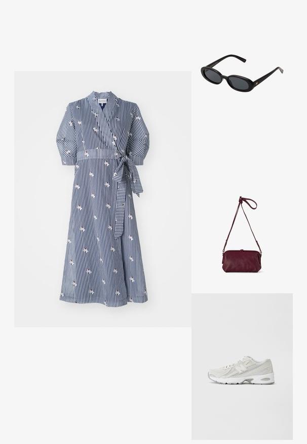 Raidallinen kietaisumekko tummansinisellä pohjalla, jossa on kukkakoristeita, lyhyet puffihihat ja vyötäröllä vyö. Valmistettu kevyestä kankaasta.; Kevyet juoksukengät, joissa on valkoinen verkkomateriaali, harmaat yksityiskohdat, pehmustettu pohja ja teksturoidut pinnat. Varustettu integroituun nauhoitusjärjestelmään.; Mustat ylisuuruiset aurinkolasit, jotka ovat soikeat linssit, sileä muovikehys ja kultaiset korostukset temppeleissä. Tummat linssit tarjoavat suojaa auringolta.; Burgundin nahkainen ristikelpeläkkä, jossa on teksturoitu pinta, vetoketjukiinnitys ja säädettävä hihna, kompakti suorakaiteen muotoinen.