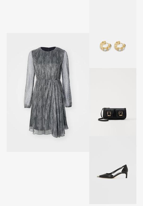 Lyhythihainen mekko, jossa on istuva vyötärö, poimutettu muotoilu, metallinhohtoinen hopeakangas ja läpinäkyvät pitkät hihat. Mekossa on pyöreä kaula-aukko ja takana vetoketju.; Musta nahkainen matalakorkoinen kenkä, jossa on terävä hopeinen kärki ja kaksinkertaiset solkisilmukat valkoisella taustalla.; Musta nahkainen olkalaukku, jossa on kaksi etutaskua, kultaiset soljet, vetoketjukiinnitys ja kapea hihna. Teksturoidun pinnan ja kompaktin suorakaiteen muoto.; Kultaiset ympyräkorvakorut, joissa on tekstiurakuviointi ja kolme kirkasta kristallikoristetta yhdellä puolella, tarjoavat modernin geometrisen estetiikan.