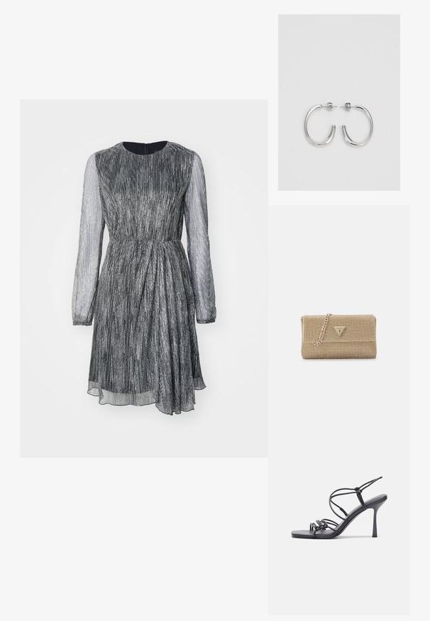 Lyhythihainen mekko, jossa on istuva vyötärö, poimutettu muotoilu, metallinhohtoinen hopeakangas ja läpinäkyvät pitkät hihat. Mekossa on pyöreä kaula-aukko ja takana vetoketju.; Mustat korkokengät sandaalit, joissa on ohuet hihnat solmittuna, sileä neliön muotoinen varvasosa ja tyylikäs stiletto-korko.; Kultainen käsilaukku, jossa on monimutkainen helmipinta, kolmiomainen logopainatus ja metallinen ketjuhihna. Suorakulmainen muoto, tyylikäs muotoilu.; Hopeiset korvarenkaat, joissa on sileä ja kiiltävä pinta, kaareva muoto ja piikkikiinnitys. Minimalistinen muotoilu modernilla viimeistelyllä.