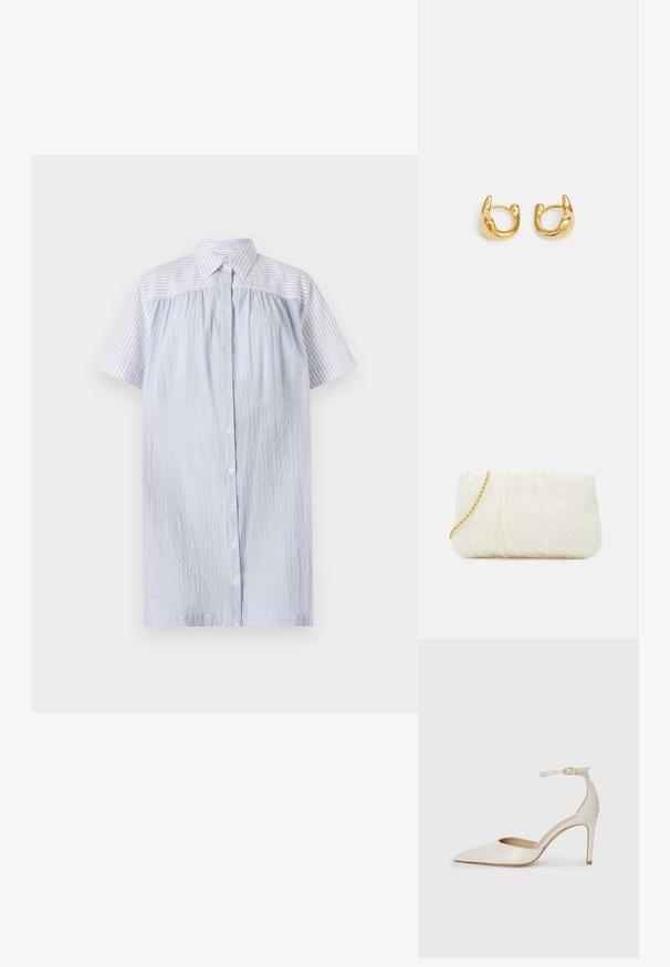 PS Paul Smith - Sukienka koszulowa; Białe skórzane szpilki z ostrym noskiem, paskiem wokół kostki i cienką szpilkową obcasem. Gładka faktura z subtelnym połyskiem.; Biała torebka kopertowa o teksturowej powierzchni z marszczeniem, z złotym łańcuszkiem. Gładkie wykończenie z delikatnymi falami i zaokrąglonymi krawędziami.; Złote kolczyki w kształcie hoop charakteryzujące się gładkim, zaokrąglonym wzornictwem z połyskliwym wykończeniem. Kolczyki mają kompaktowy, masywny kształt oraz bezszwowy zamek.