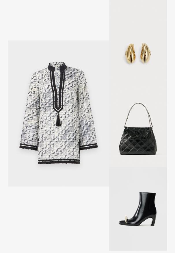 Tunique blanche et marine à motifs avec un col mandarin, des manches trois-quarts, une patte de boutonnage avec un gland et des accents rayés noirs.; Bottine noire en cuir brillant, avec un bout pointu et un accent décoratif en or et argent à l'avant. Design à talon carré.; Sac à main en cuir matelassé noir avec une poignée en chaîne argentée, présentant un design structuré et une texture lisse.; Boucles d'oreilles en ton or avec un design fluide et courbé. Chaque boucle d'oreille présente une surface lisse et un petit fermoir avec un détail décoratif.