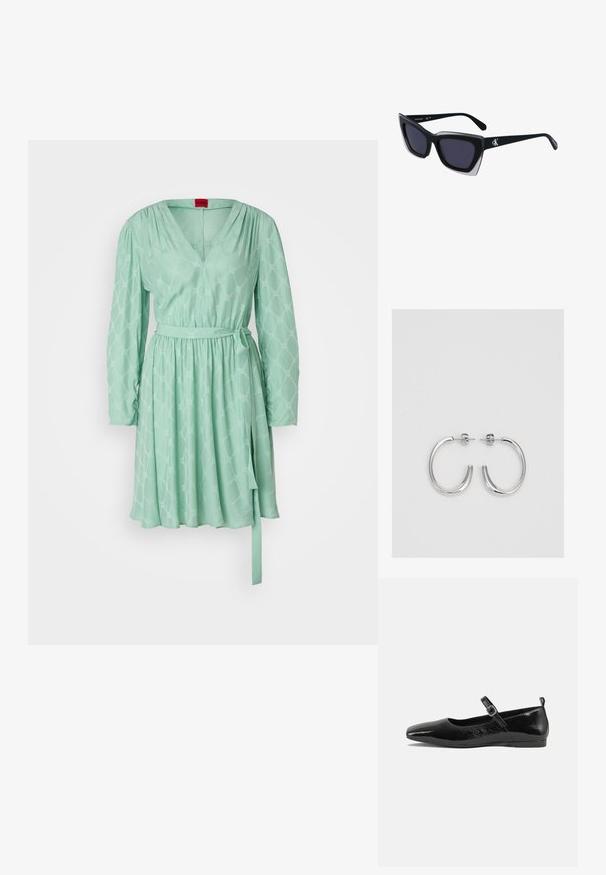 Minttu vihreä mekko pitkillä hihoilla, V-kaula-aukolla ja kuminauhalla vyötäröllä. Sisältää kuviollisen kankaan ja solmittavan vyön säädettävään istuvuuteen.; Musta patenttinaahkakenkä litteällä pohjalla, terävä kärki, nilkkahihna soljella ja sileä, kiiltävä pinta. Matala korko mukavuutta varten.; Mustat ylisuuret aurinkolasit, joissa on geometrinen muoto, tummat linssit ja kehykseen erottuva harmaa yksityiskohta. Logo varressa.; Hopehopeet hopehopeet hopehopeet hopehopeet, jolla on sileä, kiiltävä pinta. Pyöreä muoto, kevyt rakenne, jossa on neulakiinnitys.