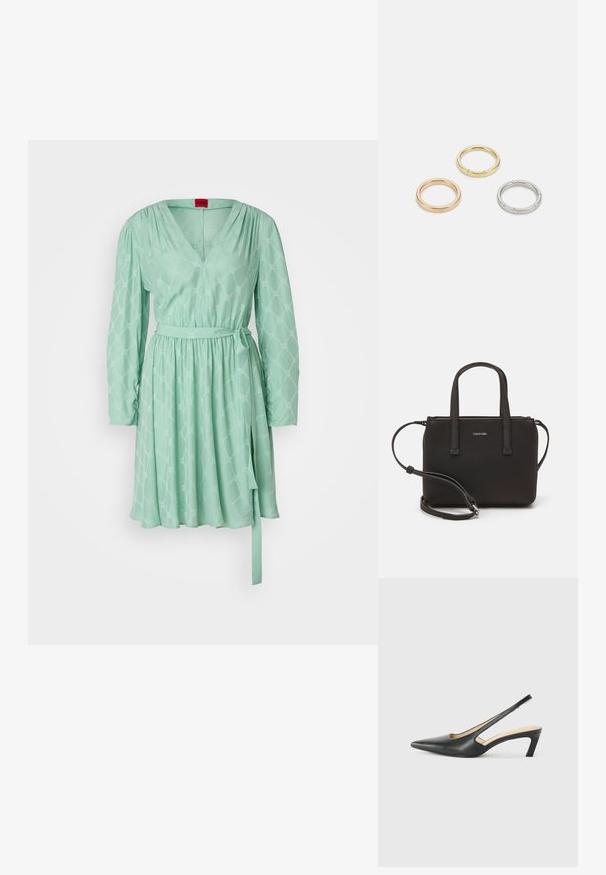 Mentolové šaty s dlouhými rukávy, výstřihem do V a staženým pasem. Mají vzorovanou látku a opasek na zavázání pro nastavitelné přizpůsobení.; Černý špičatý slingback s nízkým podpatkem, vyrobený z hladké kůže, s výřezem na boku pro lepší prodyšnost.; Černá kabelka s dvojitými krátkými uchy a odnímatelným ramenním popruhem. Hladký koženkový materiál s uzávěrem na zip a detailem loga.; Tři kovové prsteny: jeden růžově zlatý, jeden zlatý s texturovanými detaily a jeden stříbrný, všechny s vyrytým brandingem na vnitřním boku.