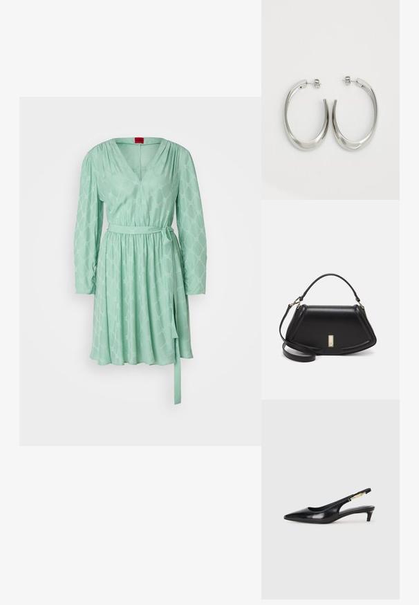 Čerstvo zelené šaty s dlhými rukávmi, výstrihom do V a zúženým pásom. Obsahujú vzorovanú látku a viazací opasok pre nastaviteľné prispôsobenie.; Čierne kožené slingback opätky s špicatou špičkou, s úzkym opätkom a zlatým detailom na nastaviteľnom remienku. Hladká textúra.; Čierna kožená kabelka so štruktúrovaným dizajnom, s krátkym tvarom, hornou rúčkou a zlatými prvkami. Súčasťou je nastaviteľný ramenný popruh.; Strieborné kruhové náušnice s hladkým, zakriveným dizajnom. Majú lesklý kovový povrch a zapínanie na kolík. Žiadne viditeľné vzory ani akcenty.