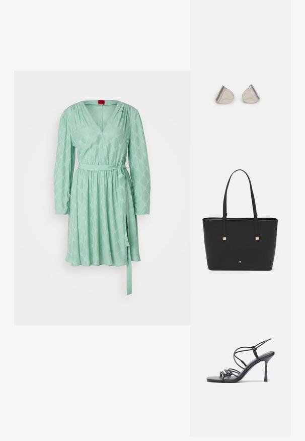 Haljina u mint zelenoj boji s dugim rukavima, V-izrezom i strukiranim pojasom. Ima uzorčanu tkaninu i remen s vezivanjem za prilagodljivo prijanjanje.; Crne sandale na visokoj potpetici imaju tanke trake s čvorastim dizajnom, glatki kvadratni vrh i elegantnu stiletto petu.; Crna torba od sintetičkog materijala, s jednostavnim pravokutnim dizajnom, zlatnim kvadratnim detaljima i dvostrukim ručkama.; Srebrne metalne naušnice s glatkim, oblikom suze i poliranim završetkom. Suptilni utori dodaju detalje. Minimalistički dizajn.