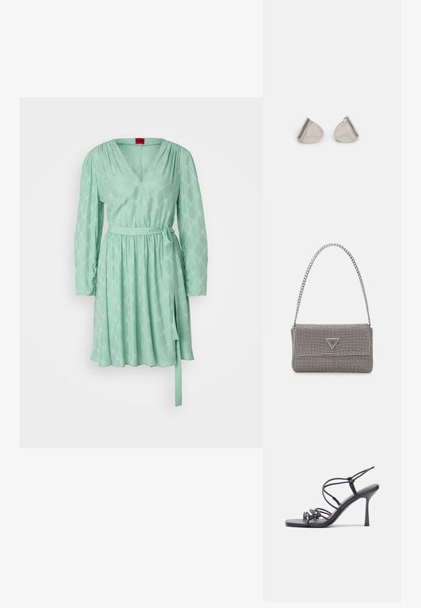 Mintgrønn kjole med lange ermer, V-hals og innsnevret midje. Har et mønstret stoff og en knytebelte for justerbar passform.; Svart høye hælsandaler har tynne stropper med en knyttet design, en glatt firkantet tå og en elegant stiletto-hæl.; Lys grå metallisk håndveske med kjedehank, dekorert med små sirkulære metalliske nagler og en triangel merkevarelogo.; Sølvmetalløreringer med en jevn, dråpeform og en polert finish. Subtile graveringer legger til detaljer. Minimalistisk design.