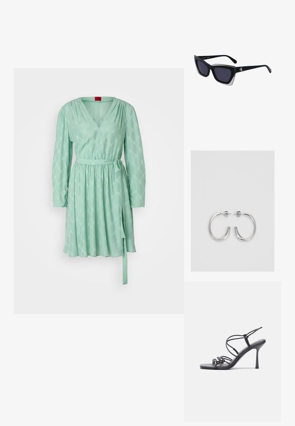Rochie verde mentă cu mâneci lungi, decolteu în V și talie strânsă. Prezintă un material cu un model și un cordon pentru ajustarea potrivirii.; Sandale negre cu toc înalt au curele subțiri cu un design legat, un vârf pătrat neted și un toc stiletto elegant.; Ochelari de soare supradimensionați, negri, cu o formă geometrică, având lentile întunecate și un detaliu gri contrastant pe ramă. Logo pe braț.; Cercei rotunzi din argint cu un finisaj neted și strălucitor. Design ușor, având o formă rotundă și închidere cu tijă.
