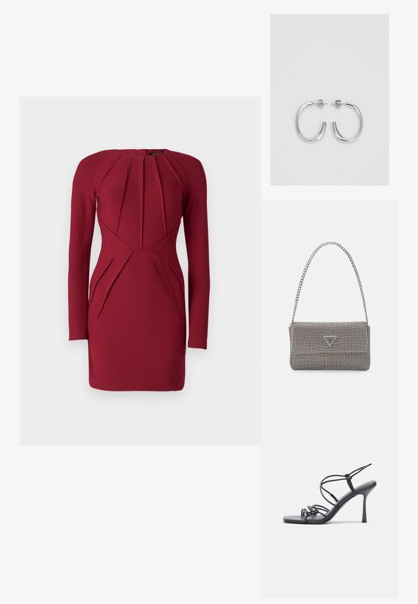 Długa, dopasowana sukienka w głębokim burgundzie. Posiada plisowany design na korpusie i bokach, okrągły dekolt oraz wyrafinowaną sylwetkę.; Czarne sandały na wysokim obcasie mają cienkie paski z węzłowym wzorem, gładki, kwadratowy czubek i smukły obcas w stylu szpilki.; Jasnoszara metaliczna torebka na łańcuszku, ozdobiona małymi okrągłymi metalowymi ćwiekami oraz trójkątnym logo marki.; Srebrne kolczyki na biglu o gładkim, błyszczącym wykończeniu. O zaokrąglonym kształcie, lekkim designie, z zamknięciem na zatrzask.