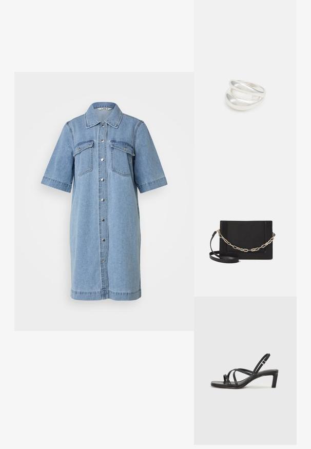 Gai zila džinsu kleita ar īsām piedurknēm, pogu aizdare priekšpusē, divi krūšu kabatas un apkakle. Gluda tekstūra, līdz ceļgaliem.; Melnas strappy sandales ar kvadrātveida purngaliem un zemu bloku papēdi. Ievērojamas ar vairākiem plāniem siksniņām un regulējamu potītes siksniņu. Izgatavotas no gludas ādas.; Melna ādas crossbody soma ar gludu faktūru, taisnstūrveida formu un metalizētu ķēdes detaļu priekšā. Iekļauta regulējama siksna.; Sudraba divu joslu gredzens ar gludu, pulētu virsmu. Iezīmējas ar plūstošu, izliekta dizaina struktūru ar pārklājošām sekcijām modernam izskatam.