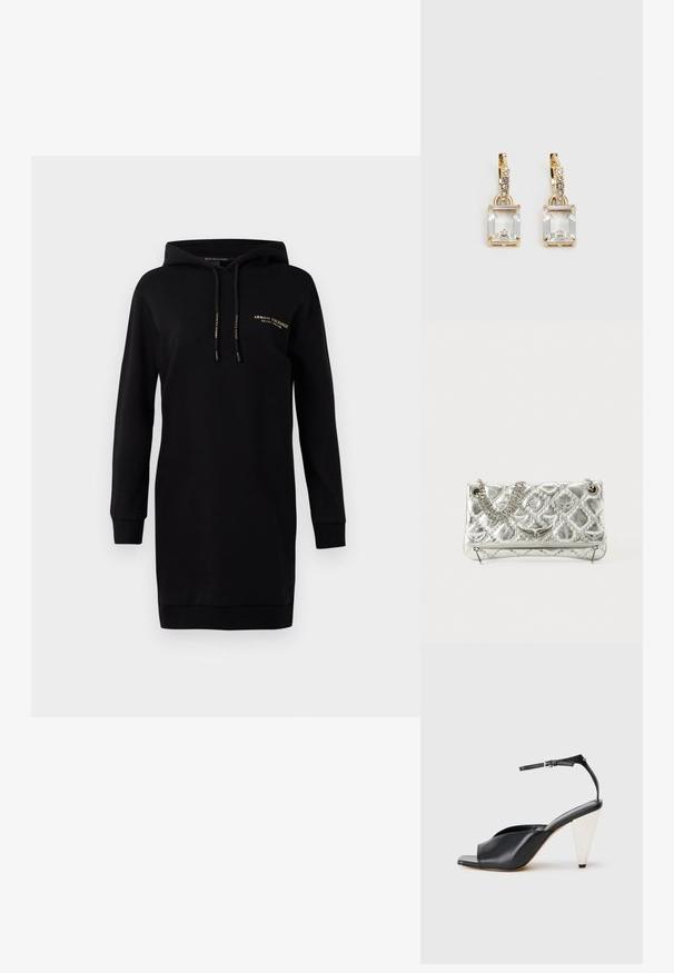 Czarna sukienka dresowa z kapturem. Wykonana z miękkiego materiału. Posiada długie rękawy, ściągacze na mankietach oraz małe złote logo na klatce piersiowej.; Czarne skórzane sandały na wysokim obcasie z odkrytymi palcami, asymetrycznym wzorem, paskiem w okolicy kostki oraz metalicznym obcasem w kształcie stożka. Gładka faktura na całej powierzchni.; Srebrna torebka metaliczna z łańcuszkowym uchwytem, pikowanym wzorem, dekoracyjnym haftem i zapięciem na zamek błyskawiczny. Posiada wytłoczone akcenty na przodzie.; Złote kolczyki z prostokątnym, przezroczystym kryształem zwisającym poniżej rzędu małych, okrągłych, przezroczystych akcentów. Elegancki, nowoczesny design.