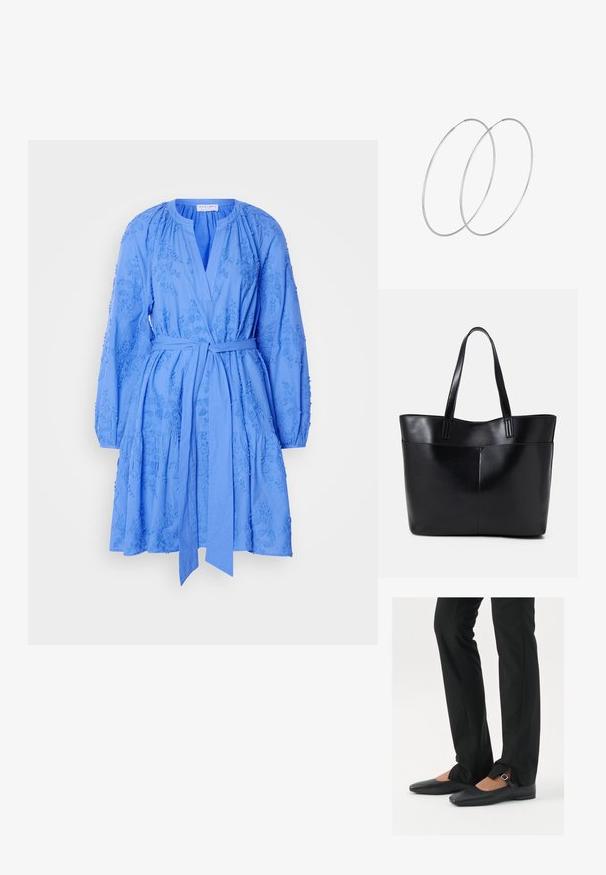 Modrá, po kolená siahnúca šaty z bavlny s dlhými rukávmi, výstrihom do V, opaskom v páse a vyšívanými kvetinovými vzormi na celom oblečení.; Čierne kožené baletky s špicatou špičkou, remienkom so striebornou prackou, skombinované s čiernymi strihovými nohavicami so rozparkom na leme.; Čierna kožená tote taška s dvoma dlhými rúčkami, hladkým povrchom a štruktúrovaným tvarom. Obsahuje prednú kapsu pre dodatočné uskladnenie.; Strieborné kruhové náušnice s minimalistickým dizajnom. Cirkulárny tvar, hladký povrch a tenký profil. Ľahké s lesklým povrchom.