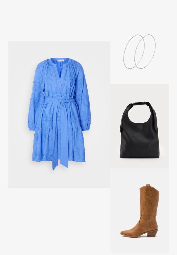 Mėlyna, iki kelio ilgio medvilninė suknelė su ilgomis rankovėmis, V formos iškirpte, juosmens diržu ir siuvinėtais gėlių raštais visoje suknelėje.; Ruda odinė kantri batai su smailiu būtų pirštu, siuvinėtais spiralės raštais ant viršaus ir su kamščiu blokuotu kulnu. Yra tamprių užtraukių, kad būtų lengviau užsidėti.; Juoda odinė rankinė su plačiu atviru viršumi ir vienu petnešėlio dirželiu. Minkšta tekstūra, minimalistinis dizainas, subtilūs metaliniai akcentai.; Sidabrinės pusmėnulio auskarai minimalistiniu dizainu. Apskritimo forma, lygus paviršius ir plonas profilis. Lengvi su poliruotu apdailu.