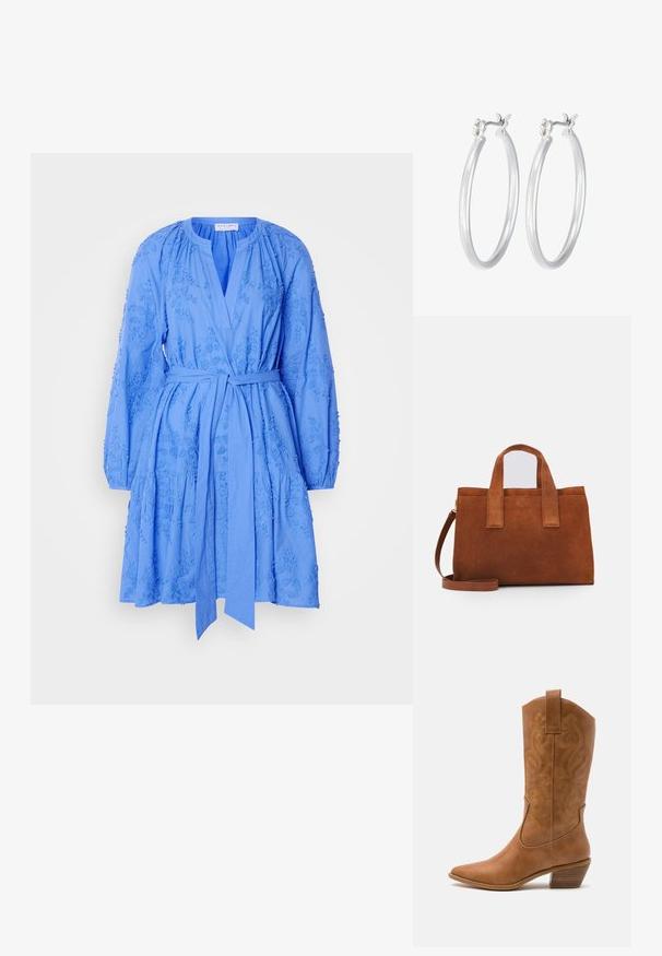 Mėlyna, iki kelio ilgio medvilninė suknelė su ilgomis rankovėmis, V formos iškirpte, juosmens diržu ir siuvinėtais gėlių raštais visoje suknelėje.; Ruda odinė kantri batai su smailiu būtų pirštu, siuvinėtais spiralės raštais ant viršaus ir su kamščiu blokuotu kulnu. Yra tamprių užtraukių, kad būtų lengviau užsidėti.; Ruda nubuko odinė rankinė su dviem viršutiniais rankenomis ir reguliuojamu peties diržu. Pasižymi struktūrine forma ir minimalistiniu dizainu.; Sidabriniai auskarai su sklandžiu, poliruotu paviršiumi. Apvalios formos ir saugus uždarymo mechanizmas. Lengvas dizainas, tinkantis kasdieniam dėvėjimui.