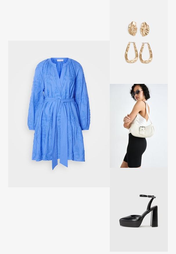 Rochie albastră, până la genunchi, din bumbac, cu mâneci lungi, decolteu în V, curea la talie și modele florale brodate pe toată suprafața.; Pantofi cu toc platformă negri, cu vârful ascuțit și curea reglabilă la gleznă. Confecționați din piele netedă, având un toc gros.; Geantă de piele albă cu o formă curbată, curea reglabilă și un detaliu mic cu cataramă. Modelul poartă o ținută neagră ajustată.; Geantă de piele albă cu o formă curbată, curea reglabilă și un detaliu mic cu cataramă. Modelul poartă o ținută neagră ajustată.; Geantă de piele albă cu o formă curbată, curea reglabilă și un detaliu mic cu cataramă. Modelul poartă o ținută neagră ajustată.; Cercei aurii cu forme texturate și ondulate. Include studs sculpturale cu clip și un design de cerc deschis cu un finisaj cioplit.