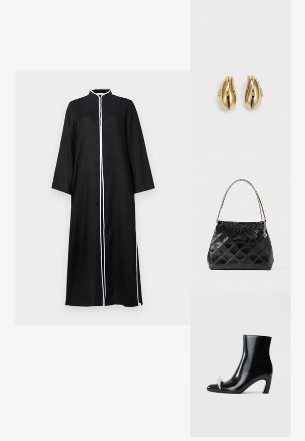 Zwarte langekleding met lange mouwen en een hoge kraag, met een witte bies langs de voorkant en zijsplitten, gemaakt van een lichte stof.; Zwarte enkelboot van glanzend leer, met een spitse neus en een decoratieve gouden en zilveren accent aan de voorkant. Ontwerp met blokhak.; Zwarte gewatteerde leren handtas met een zilveren kettinghengsel, met een gestructureerd ontwerp en een gladde textuur.; Gouden oorbellen met een vloeiende, gebogen vorm. Elke oorbel heeft een glad oppervlak en een kleine sluiting met een decoratief detail.