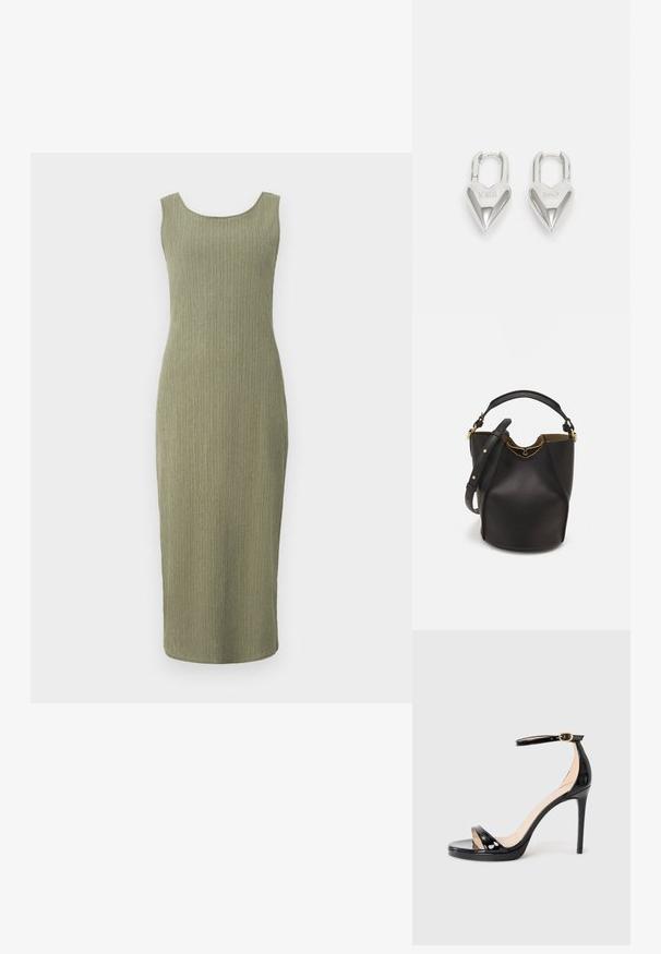 Pletené olivovozelené šaty s úzkym strihom, okrúhlym výstrihom a rebrovanou textúrou. Dĺžka po kolená, bez rukávov.; Čierne lakované kožené sandále na vysokom podpätku s remienkom okolo členku a zlatou sponou, otvorenou špičkou a štíhlým ihlovým podpätkom na jednofarebnom pozadí.; Čierna kožená vedro taška s textúrovaným povrchom, zlatými kovovými detailami a otvoreným vrcholom. Obsahuje krátku rukoväť a nastaviteľný ramenný popruh.; Strieborné zámky v tvare srdca so vygravírovanými nápismi "ÁNO" a "NIE", leštený povrch, symetrický dizajn a robustný kovový uzáver.