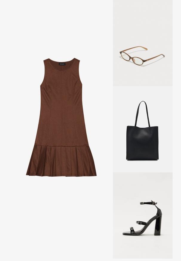Brun kjole uten ermer med tettsittende topp og utsvingt plissert kant, laget av et glatt materiale med synlige sømdetaljer.; Svart høyglans sandaler med hæl, firkantet tå, ankelremmer og sølvspenner. Har en kraftig blokkhæl for stabilitet.; Brune skjellbriller med ovale linser, tynne stenger og gjennomsiktige detaljer. Har en subtil logo på stangen. Elegant, lett design.; Svart lær tote bag med glatt tekstur, rektangulær form og to lange håndtak. Ingen synlige deler eller dekorasjoner.