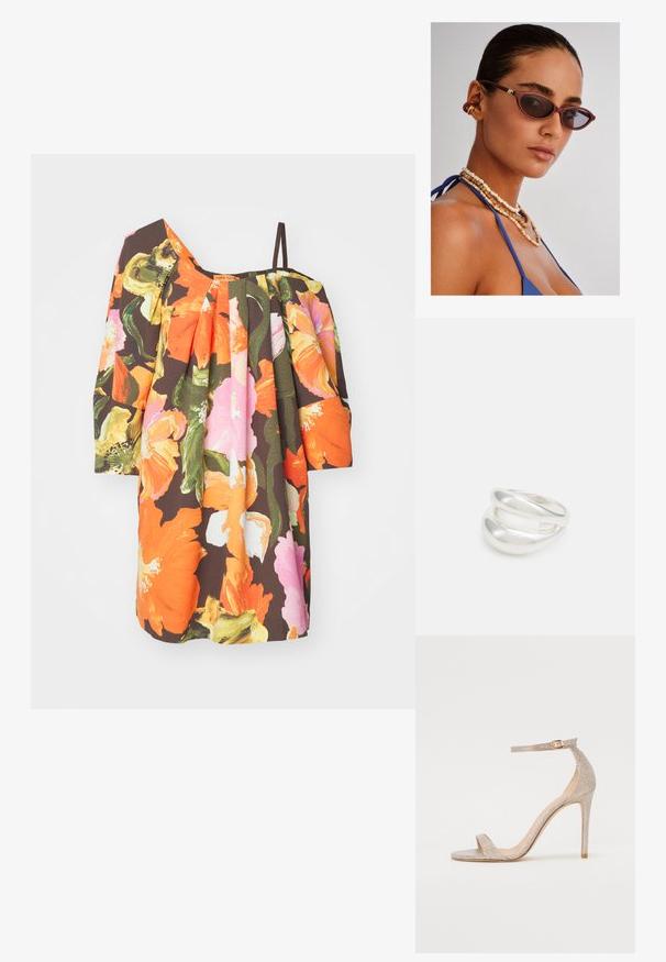 Stine Goya ELODIE STRUCTURE STRETCH - Robe de jour - summer night; Sandale à talons hauts avec lanières en rose doré métallisé, présentant un dessus texturé, un bout ouvert et une sangle de cheville avec une boucle dorée.; Lunettes de soleil marron en forme de chat avec des verres foncés, colliers en perles brunes délicats, et un haut en tissu bleu. Peau lisse avec un fini naturel.; Bague en argent à double bande avec une surface lisse et polie. Présente un design fluide et courbé avec des sections qui se chevauchent pour un look moderne.