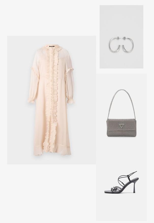 Duga, svijetlo ružičasta haljina izrađena od lagane tkanine. Ima naborani prednji dio, visoki ovratnik i duge rukave s nabranim manžetama.; Crne sandale na visokoj potpetici imaju tanke trake s čvorastim dizajnom, glatki kvadratni vrh i elegantnu stiletto petu.; Svijetlosivi metalik ruksač s lancem, ukrašen malim okruglim metalnim zakovicama i trokutastim logotipom marke.; Srebro naušnice u obliku prstena s glatkom, sjajnom završnom obradom. Zaobljenog oblika, laganog dizajna, s kopčom na poleđini.
