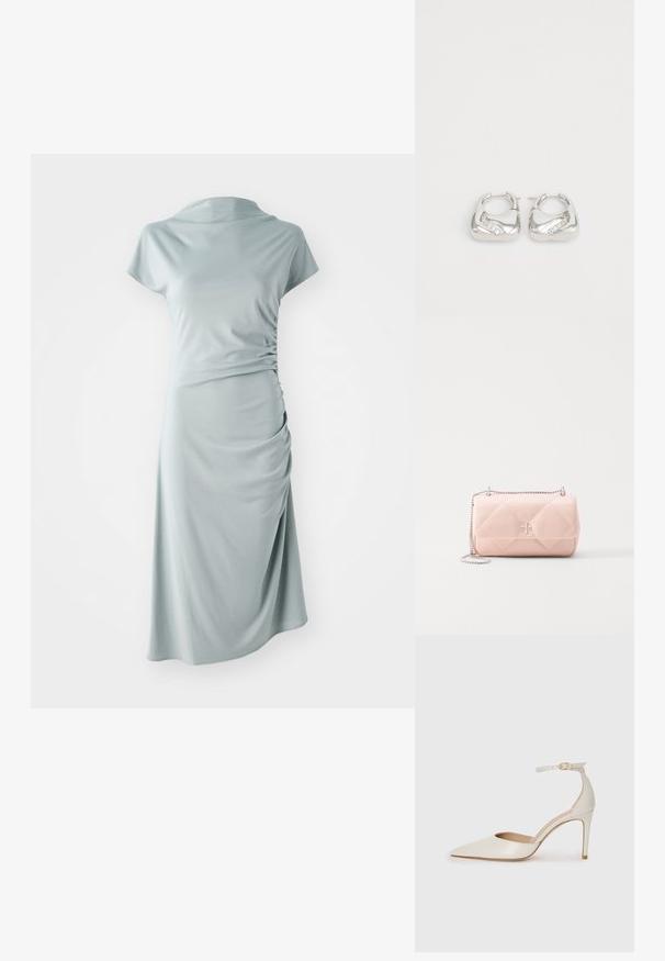 Vaaleansininen mekko, joka on valmistettu pehmeästä kankaasta. Mekossa on pyöristetty pääntie, lyhyet hihat ja keräilytyyny yksityiskohtana yhdellä sivulla. Mekon pinta on sileä ja se ulottuu polven ylle.; Valkoinen nahkainen korkokenkä, jossa on terävä kärkinen muoto, nilkkaremmi ja kapea korko. Suora pinta, jossa on hienovarainen kiiltävä viimeistely.; Vaatimustekniikalla valmistettu vaaleanpunainen nahkalaukku, jossa on hopeinen ketjuhihna. Laukussa on logoelementti, pyöristetty muoto ja sileä pinta. Sopii erilaisiin tilaisuuksiin.; Hope hopea, joissa on sileä, pyöristetty muotoilu ja aallokkomainen yksityiskohta, jossa on pieniä, kirkkaita strasseja yhden reunan varrella.