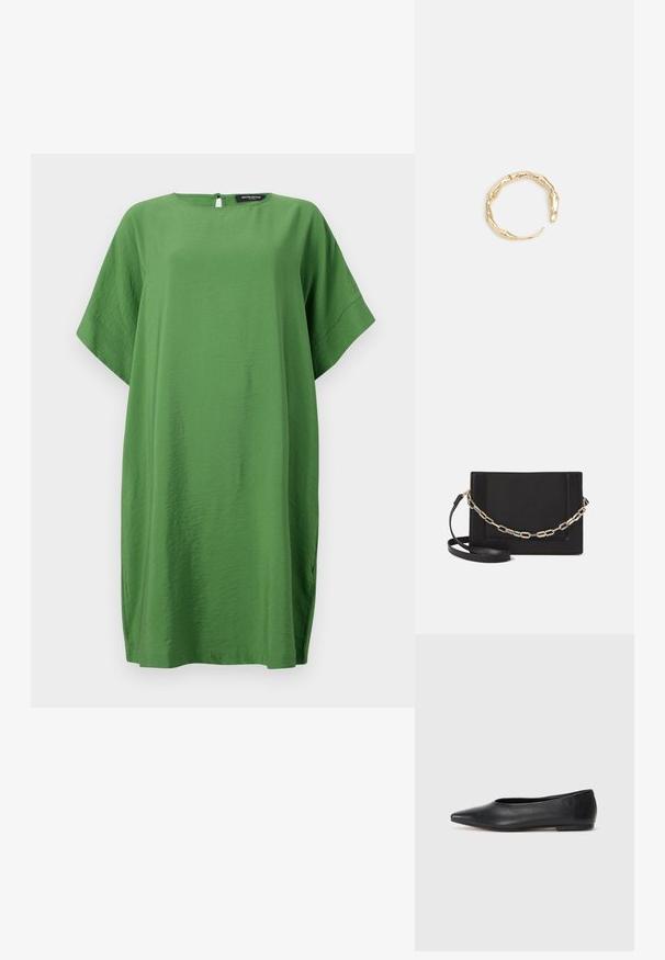 Zelena, lepršava haljina od lagane tkanine. Okrugli izrez s otvaranjem na leđima, široke rukave i bočne proreze.; Crne kožne balerinke, uski vrh, minimalistički dizajn, glatka tekstura, niska peta, bez vidljivih dodataka ili ukrasa.; Crna kožna torba preko tijela s glatkom teksturom, pravokutnim oblikom i metalnim lancem na prednjoj strani. Uključena je podesiva naramenica.; Prsten u zlatnoj nijansi s organskim, uvijenim dizajnom, glatkom teksturom i suženim krajevima, koji stvara moderan, skulpturalni izgled.