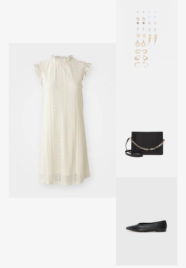 Čipkované šaty v prírodnej bielej farbe, s vysokým volánovým golierom a krátkymi volánovými rukávmi, so vzorom oblúkovitých línií po celom povrchu.; Čierne kožené baletky, špicatý špička, minimalistický dizajn, hladká textúra, nízky podpätok, bez viditeľných prvkov alebo ozdôb.; Čierna kožená crossbody taška s hladkou textúrou, obdĺžnikovým tvarom a kovovým reťazovým detailom na prednej strane. Súčasťou je nastaviteľný popruh.; Súprava náušníc v zlatom odtieni obsahujúca rôzne dizajny, vrátane puzetových, kruhových a visiacich kúskov s perlami a rhinestones.
