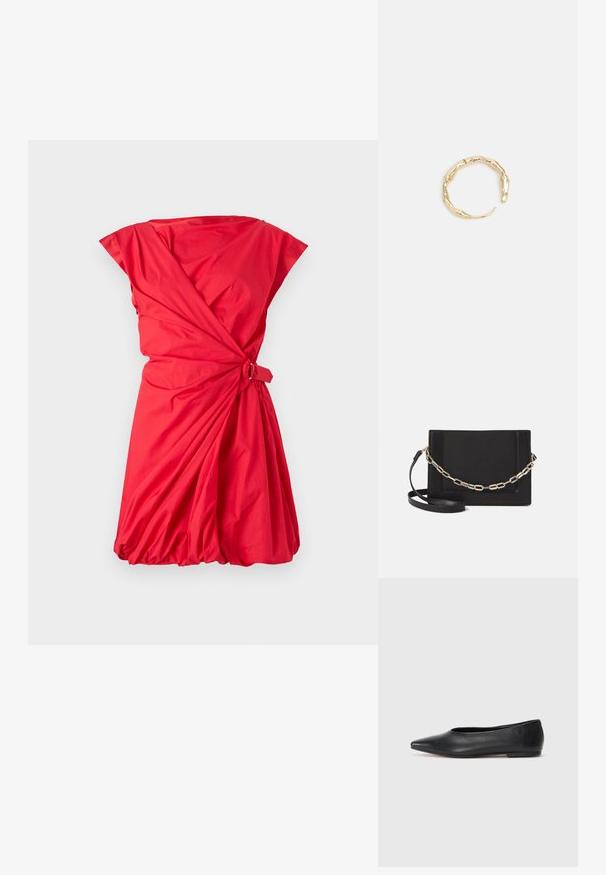 Sarkans tērps, kas izgatavots no viegla auduma. Tam ir apvalka dizains, īsas piedurknes un sagatavota svārku daļa ar sānu sasiešanas detaļu.; Melna ādas baleta kurpe, ar norādītu purngalu, minimālisma dizains, gluda tekstūra, zema papēža augstums, bez redzamiem aksesuāriem vai rotājumiem.; Melna ādas crossbody soma ar gludu faktūru, taisnstūrveida formu un metalizētu ķēdes detaļu priekšā. Iekļauta regulējama siksna.; Zelta toņa gredzens ar organisku, vērptu dizainu, gludu virsmu un sašaurinātiem galiem, radot mūsdienīgu, skulpturālu izskatu.