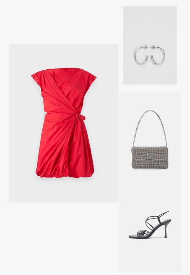 Rochie roșie dintr-un material ușor. Prezintă un design înfășurat, mâneci scurte și o fustă pliată cu un detaliu de legare pe lateral.; Sandale negre cu toc înalt au curele subțiri cu un design legat, un vârf pătrat neted și un toc stiletto elegant.; Geantă metalică gri deschis, cu un strap din lanț, decorată cu mici ținte circulare metalice și un logo de marcă triangular.; Cercei rotunzi din argint cu un finisaj neted și strălucitor. Design ușor, având o formă rotundă și închidere cu tijă.