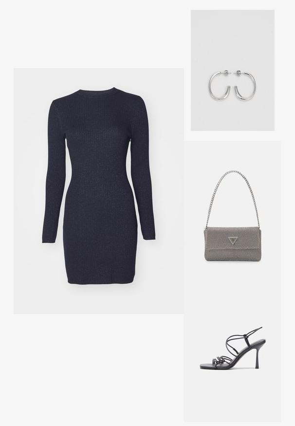 Rochie tricotată cu nervuri navy, cu mâneci lungi și decolteu rotund. Tesătura are o strălucire subtilă. Formă ajustată, design până la genunchi.; Sandale negre cu toc înalt au curele subțiri cu un design legat, un vârf pătrat neted și un toc stiletto elegant.; Geantă metalică gri deschis, cu un strap din lanț, decorată cu mici ținte circulare metalice și un logo de marcă triangular.; Cercei rotunzi din argint cu un finisaj neted și strălucitor. Design ușor, având o formă rotundă și închidere cu tijă.