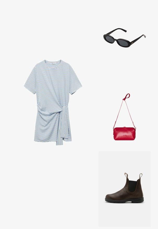Stribet T-shirt kjole i lyseblå med varierende bredder af hvide og brune striber. Har en knyttet detalje i siden og korte ærmer.; Brune læder ankelstøvle med elastiske sidepaneler, pull-tabs og struktureret gummisål. Har et elegant, afrundet tådesign.; Store store; Rød læder crossover taske med en glat tekstur, rektangulær form, flad top og en tynd rem. Har et minimalistisk design.